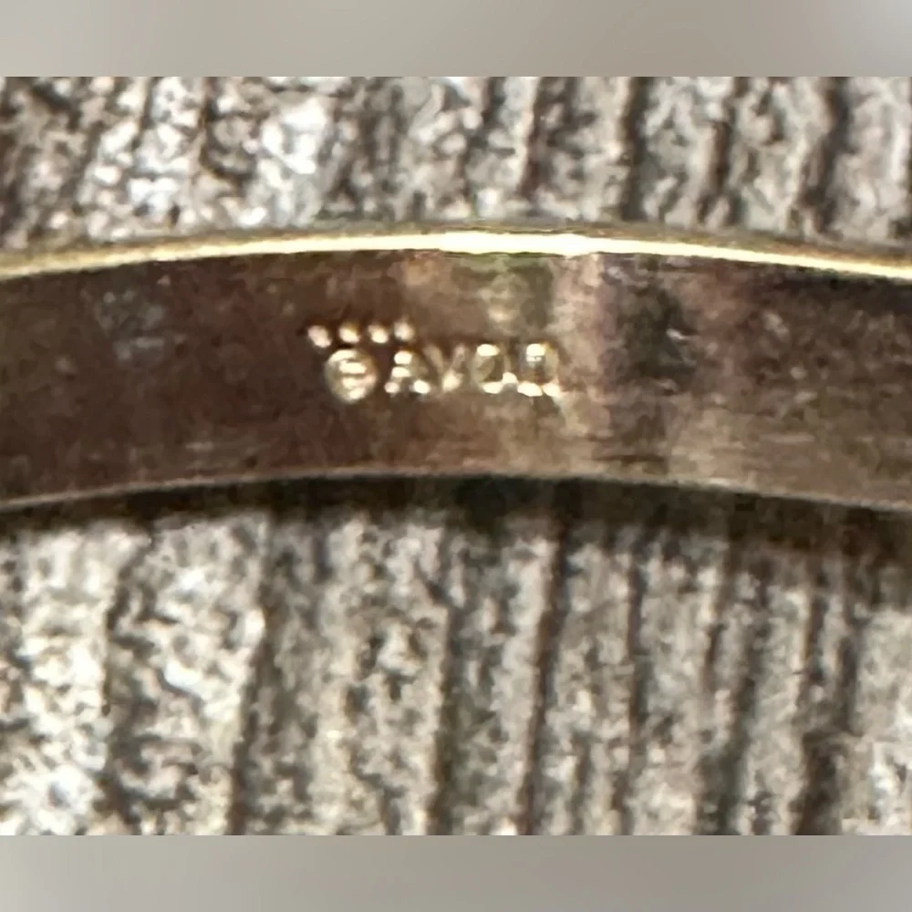 AVON Vintage Gorgeous Gold Tone and silver Marlboro Wristcuff Bracelet. - Picture 3 of 3